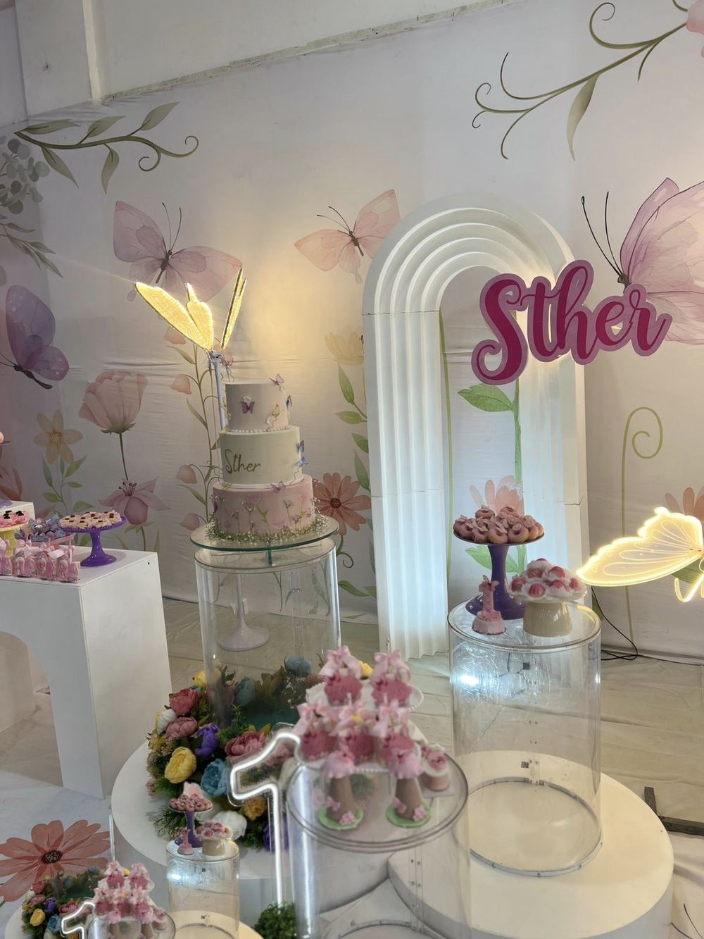 Bolo de festa infantil decorado com borboletas