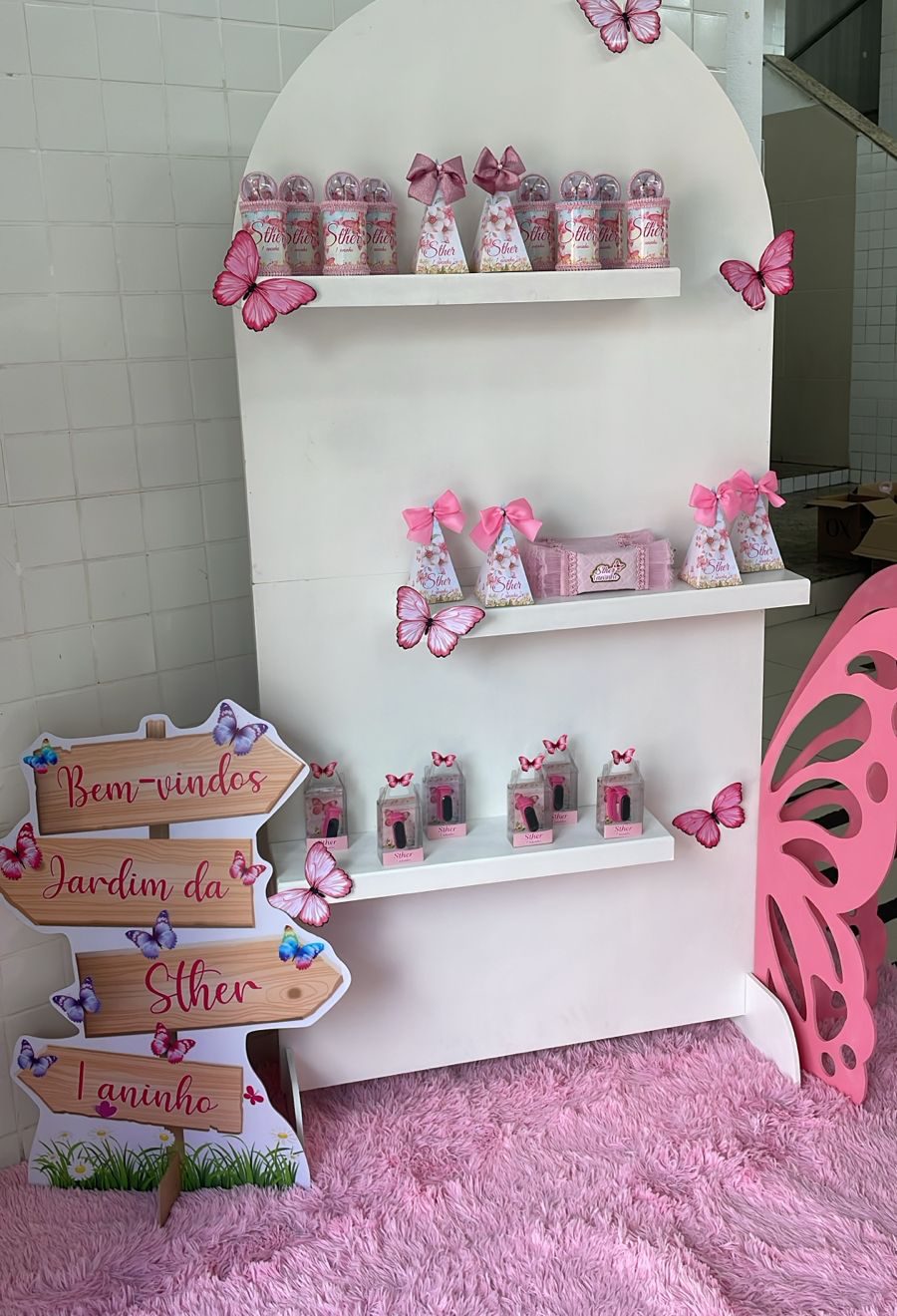 Mesa de lembrancinhas da festa infantil, jardim da Sther